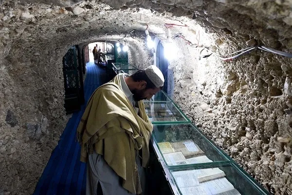 120 Sinaunang mga Kopya ng Quran na Ninakaw mula sa 'Quran na Bundok' ng Quetta