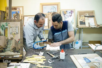 مجتبی رضایی و فردین فرزین مشغول کار معرق می‌باشند.