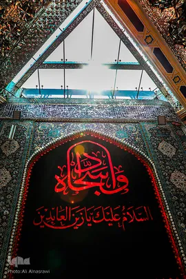 نصب پرچم های سیاه در آستان مقدس امام حسین(ع)
