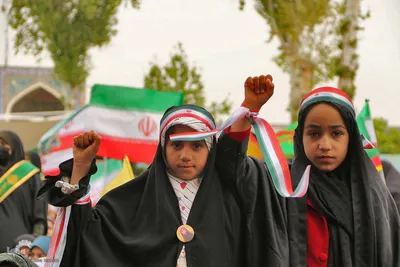 دختران «جان‌فدای ایران» در حرم شاهچراغ(ع)