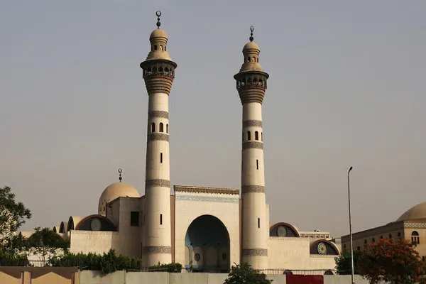 مطرب مصري يثير جدلاً بين فقهاء ونقابة قراء القرآن