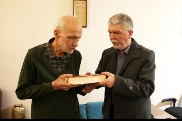 وزیر فرهنگ از ترجمه روایی قرآن رونمایی کرد
