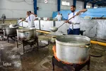 پخت غذا برای سیل‌زدگان خوزستانی توسط مواکب خمینی‌شهر