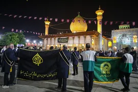 آیین لاله‌گردانی خدام حرم شاهچراغ(ع) در رثای شهادت امام رضا(ع)