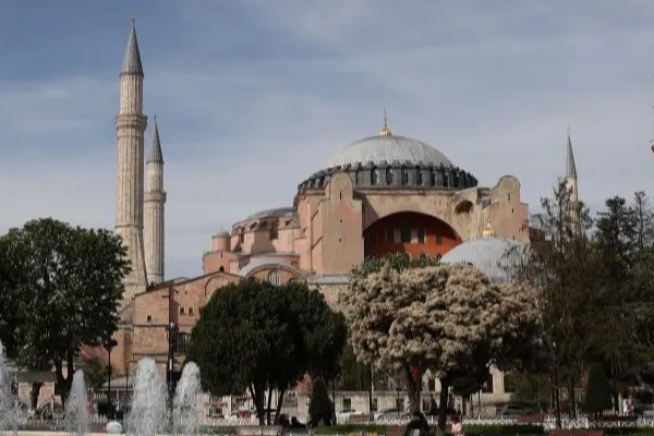 Ayasofya Camii'ne Kelime-i Tevhid yazılı mahya asıldı