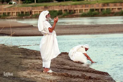 مراسم غسل تعمید منداییان در کنار رودخانه کارون