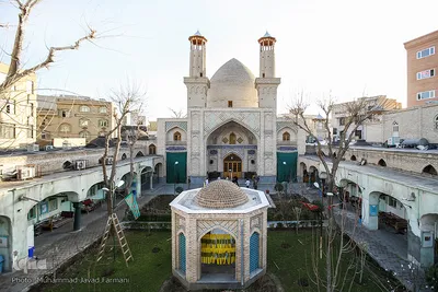 در وسط فضای سرسبز حوزه علمیه مقبره شهید گمنامی وجود دارد که بر معنویت این مسجد افزوده است.