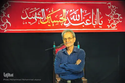 عباسعلی خوش نظر، 73 ساله، بازنشسته راه آهن. از 10 سالگی در روضه‌های امام حسین(ع) شرکت می‌کرد. می‌گویم: امام حسین، می‌گوید: مظهر شجاعت.