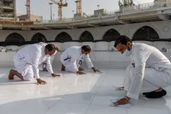 له ۴۰ دقیقو په کم وخت کې د کعبې د چت پاکول / عکسونه