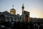 اهتزاز پرچم عزای حسینی بر فراز گنبد حرم رضوی
