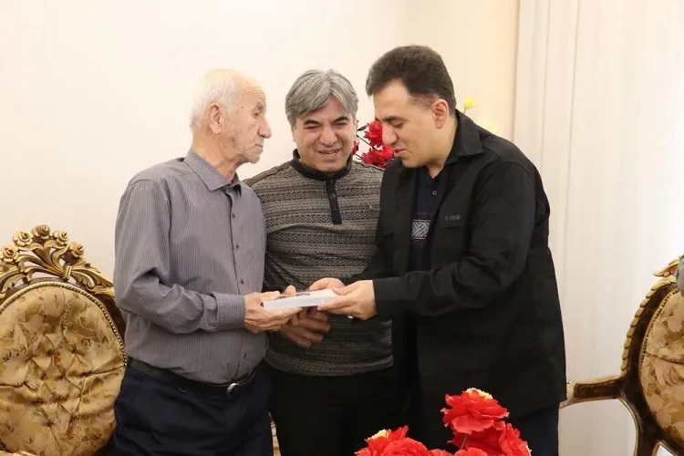 دیدار شهردار تبریز با خانواده شهیدان