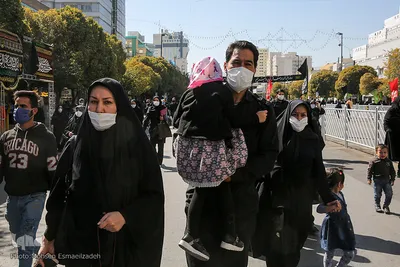 پیاده‌روی زائران به سمت حرم رضوی
