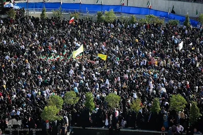 اجرای سرود «سلام فرمانده» در میدان شهدا مشهد