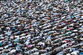 نماز عید فطر در بین‌الحرمین کربلای معلی