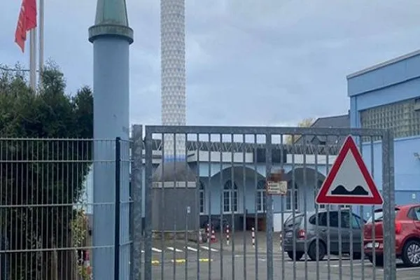Almanya'da ırkçı saldırı: Cami kapısına domuz başı asıldı