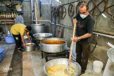 طبخ و توزیع غذا برای افراد بی بضاعت