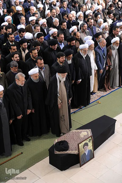 اقامه نماز بر پیکر مرحوم آیت الله هاشمی‌شاهرودی توسط رهبر انقلاب