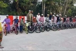 টানা ৪১ দিন জামাতে পাঁচ ওয়াক্ত নামাজ আদায় করায় ১৮ কিশোরকে বাইসাইকেল দিল মসজিদ কমিটি