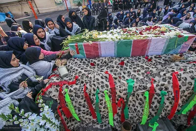 میزبانی دانش آموزان شیرازی از شهدای گمنام