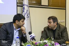 از راست محمدجواد شوشتری، رئیس سازمان قرآنی دانشگاهیان کشور و عیسی علیزاده، معاون فرهنگی جهاددانشگاهی در مراسم اختتامیه طرح «مشکوة»