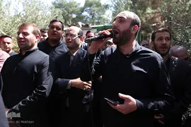لحظه دفن پیکر شهید مدافع حرم سجاد زبرجدی در گلزار شهدای بهشت زهرا(س)