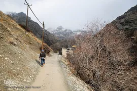 ابتدای مسیر کوه‌پیمایی خاکی است و شرایط آب‌و‌هوایی آن با شهر چندان تفاوتی ندارد