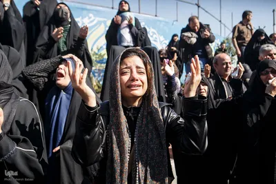 تجمع خودجوش مردم عزادار تهران در میدان انقلاب