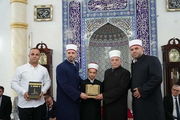 خردسال‌ترین حافظ قرآن مقدونیه تکریم شد