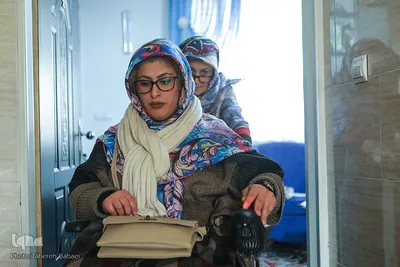 عذرا دو سال گذشته یک جراحی داشته است و پس از آن توان راه رفتن را از دست داده است. او اکنون با ویلچر حرکت می‌کند.