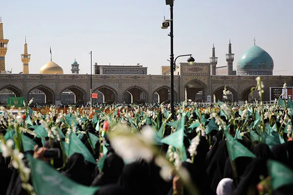 حرم مطهر رضوی با حضور دختران مشهدی گلباران شد