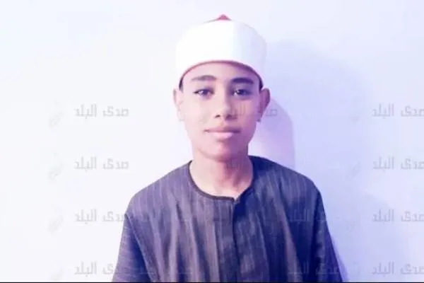 طفل مصري يحفظ القرآن كاملاً بالقراءات العشر + فيديو