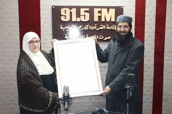 اعطای اجازه‌نامه معتبر قرآنی به بانوی 60 ساله فلسطینی