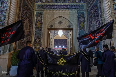 آیین لاله‌گردانی خدام حرم شاهچراغ(ع) در رثای شهادت امام رضا(ع)