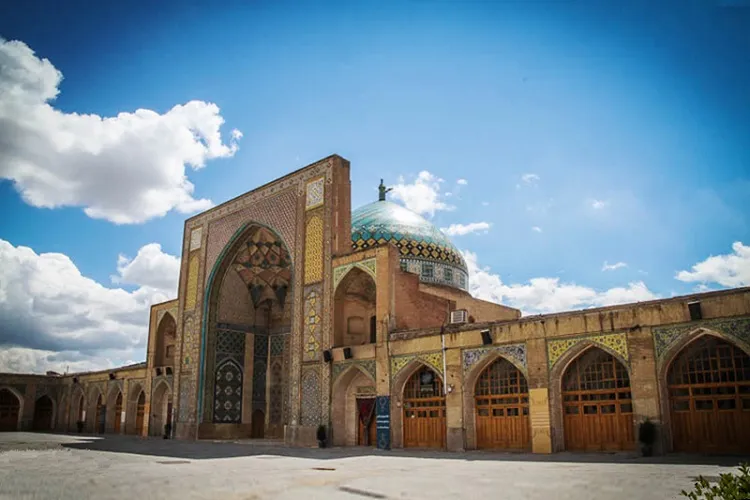 مسجد پایگاه اجتماعی و نقطه ثقل جامعه است