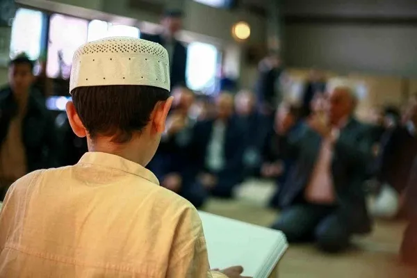 Görme engelli iki öğrenci parmaklarıyla Kuran-ı Kerim'i okuyarak hafız oldu