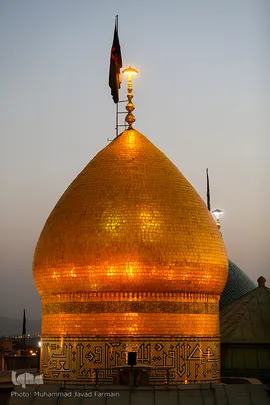 برافراشتن پرچم حرم امام حسین (ع) بر گنبد کربلای ایران