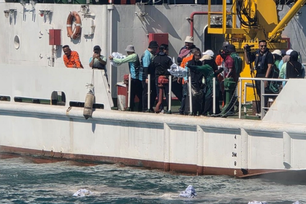 Malaysia’s Sarawak Uses Eco-Friendly Bags in Quranic Ash Disposal Ceremony The ash of materials and texts containing verses of the Holy Quran being released into the South China Sea off Kuching waters during the ceremony.