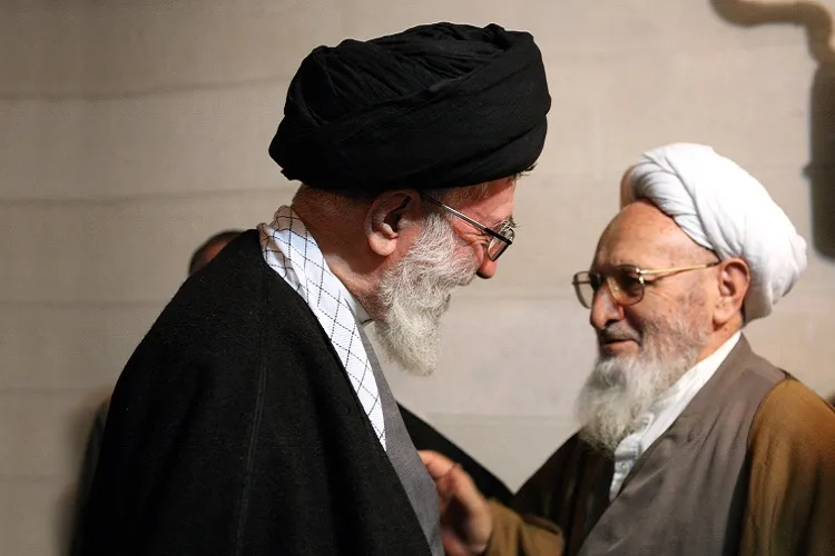رهبر معظم انقلاب بر پیکر علامه حسن‌زاده آملی اقامه نماز می‌کنند