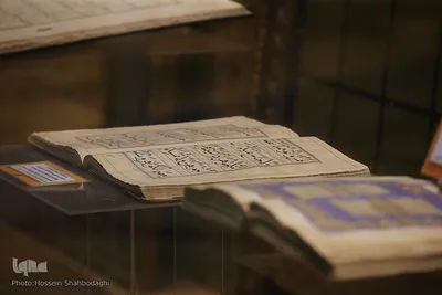 بدین ترتیب جنس اکثر اوراق قرآن‌های موزه از جنس کاغذ می‌باشد. که متشکل از الیاف گیاهی بوده و دارای انواع مختلفی است که ازجمله آن‌ها کاغذ خانبالغ، سمرقندی، کاغذ ترمه را می‌توان نام برد. یک نمونه ویژه از قرآن‌های موزه از ابتدا تا انتها بر روی پارچه کرباس کتابت شده است.
