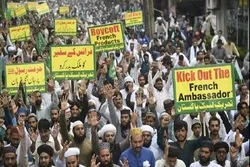 پاکستانیانو بیاهم د فرانسوي مجلې خلاف پراخې مظاهرې وکړې