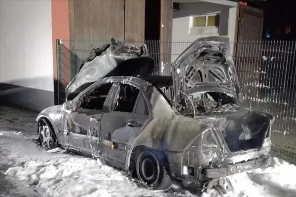 Almanya'da cami otoparkındaki araç kundaklandı