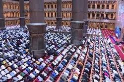 Muslime beten wieder Schulter an Schulter – Maskenpflicht bleibt