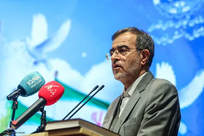 مراسم گرامیداشت هفته‌نامه بازار کار همراه با برنامه نکوداشت سیدکاظم حسینی