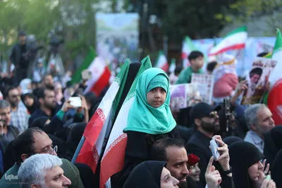تجمع کودکان و نوجوانان در چهلمین روز شهادت دانش‌آموزان مینابی