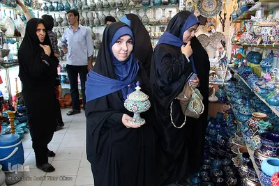 بازدید شرکت کنندگان مسابقات قرآن دانش آموزی از آرامگاه بابا طاهر
