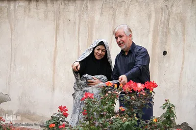 او گاهی همسرش را برای آبیاری باغچه ی کوچکشان همراهی می کند.