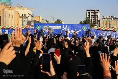 اجرای سرود «سلام فرمانده» در میدان شهدا مشهد