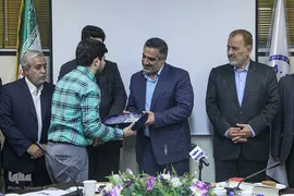 تقدیر از احمد ابوالقاسمی، مدیر سابق رادیو قرآن در نشست «بررسی فعالیت‌های قرآنی و غفلت‌ رسانه‌ها»