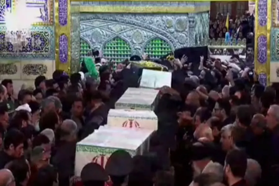 فیلم/ طواف پیکر مطهر سپهبد شهید حاج قاسم سلیمانی در حرم امام رضا(ع)