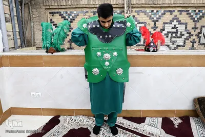 عباس افشار، 16 سال دارد. او پسر سرپرست گروه تعزیه است. از کودکی در تعزیه‌خوانی پدرش نقش‌های مختلفی را ایفا کرده و در این تعزیه نقش حضرت علی اکبر (ع) را اجرا می‌کند.